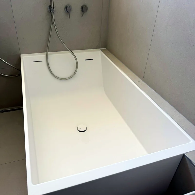 Baignoire îlot aux angles droits
