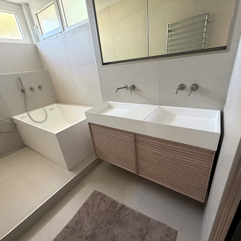 Double vasque sur meuble en bois clair