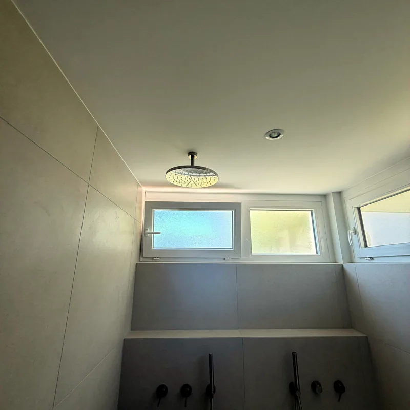 Douche pluie encastrée au plafond
