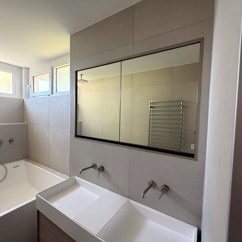 Grand miroir et pharmacie