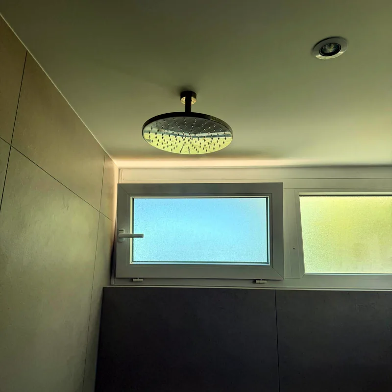 Pluie de douche au plafond