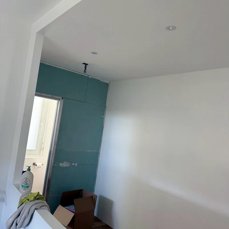 Préparation des murs avant carrelage