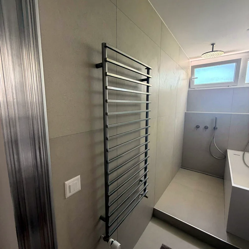 Sèche-serviettes et douche