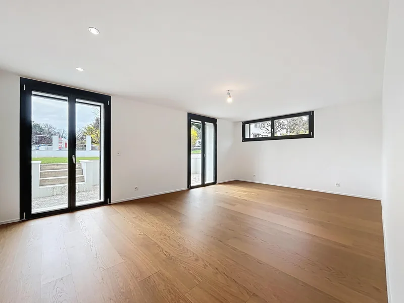 Séjour aux murs et au plafond blancs, spots encastrés, maison rénovée à La Tour-de-Peilz